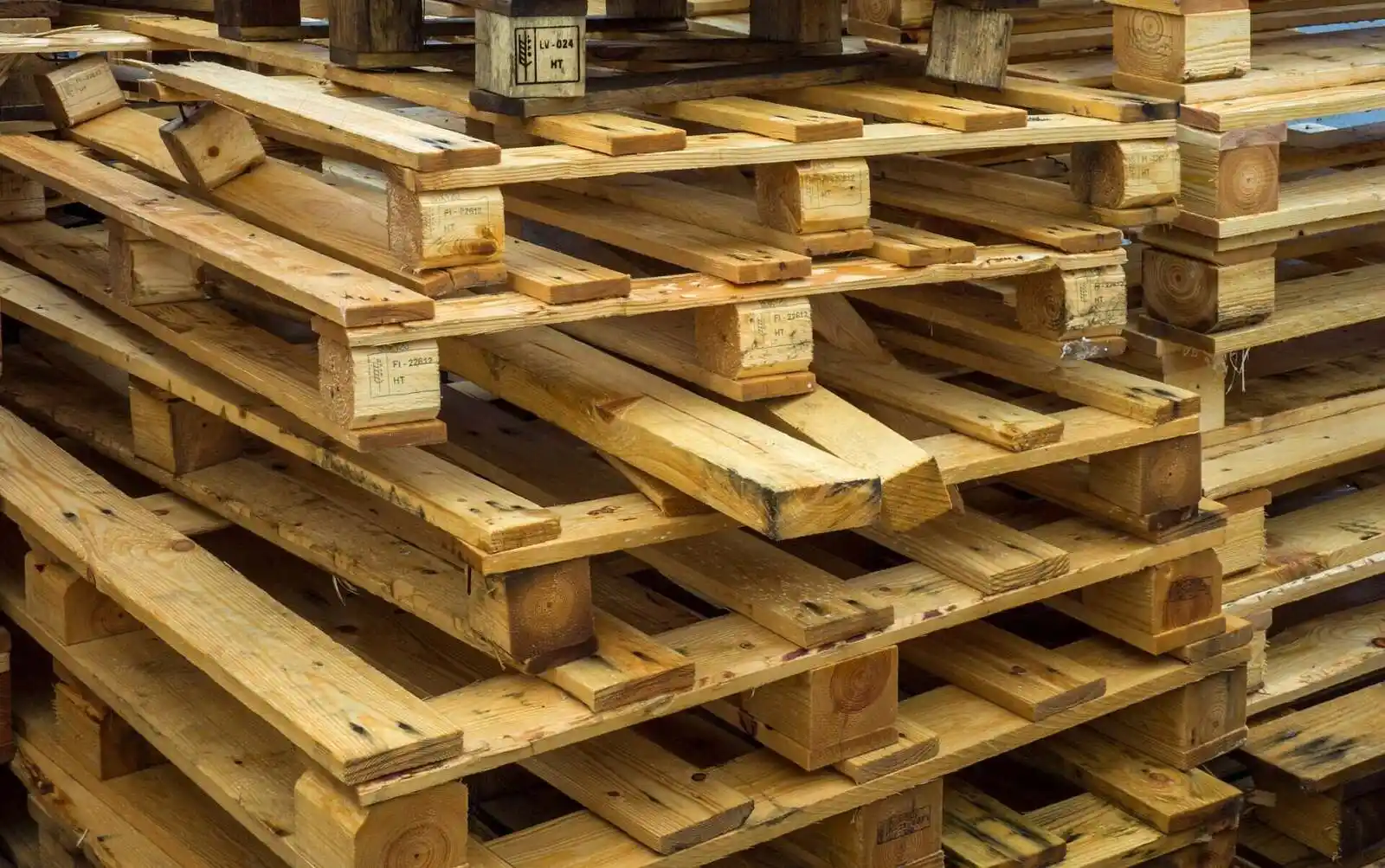 Tarimas de madera apiladas en almacén