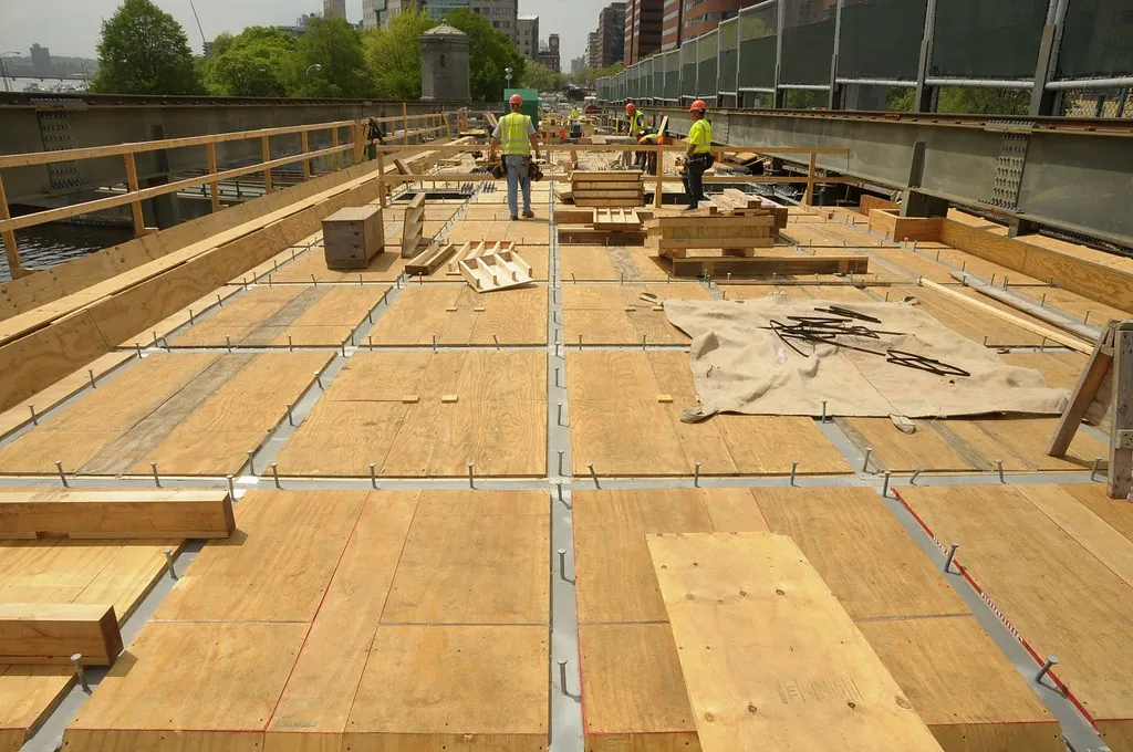 Cimbra de madera armada para colar una losa de concreto