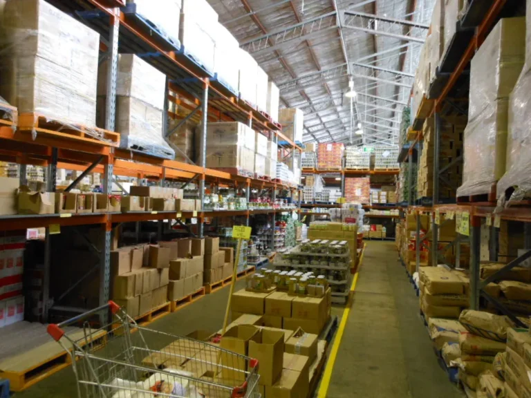 Cajas de carton estibadas en los racks de un almacen
