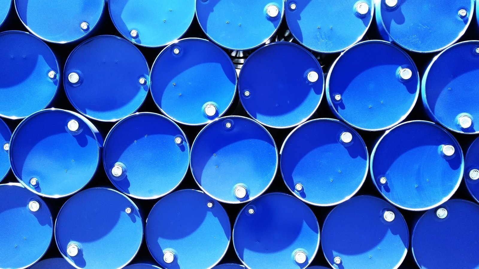 Tambores metálicos industriales vistos desde arriba, embalaje para líquidos