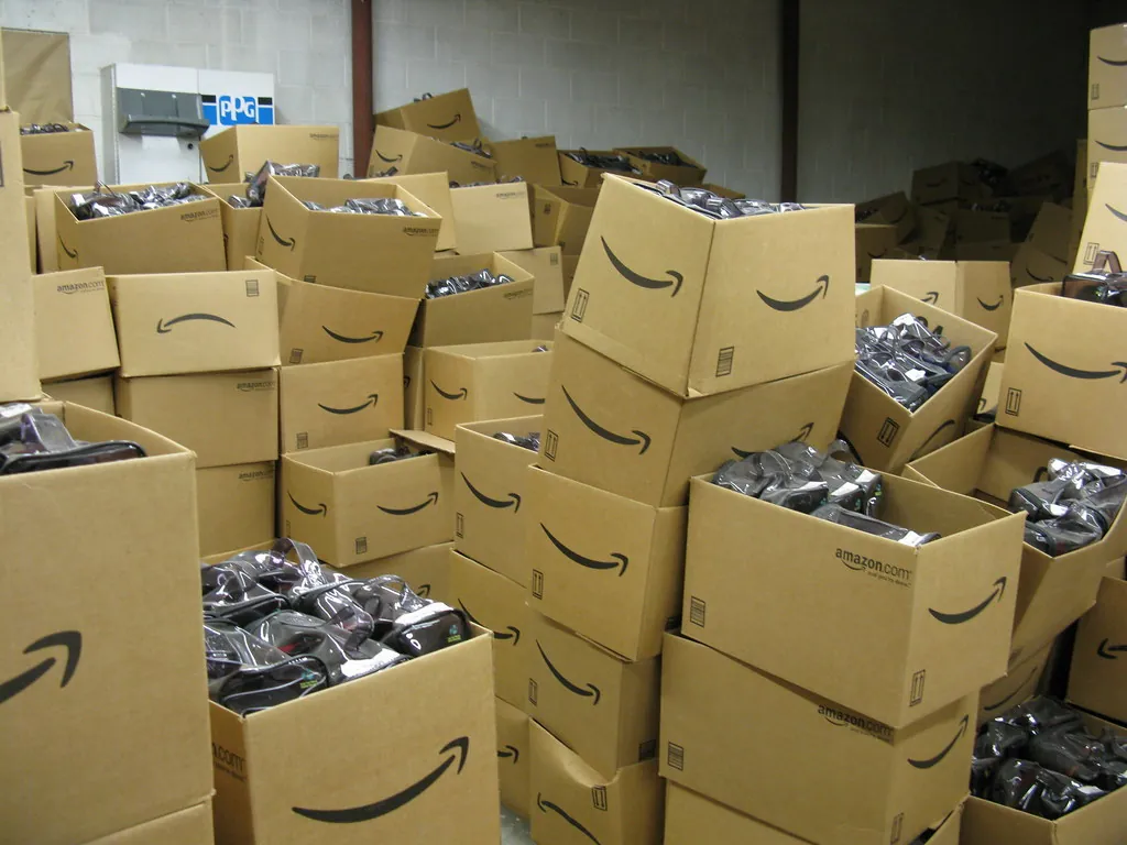Paquetes de comercio electronico apilados listos para entrega