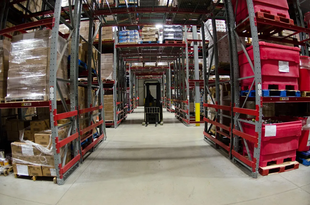 Cargas emplayadas sobre tarimas guardadas en racks de un almacen