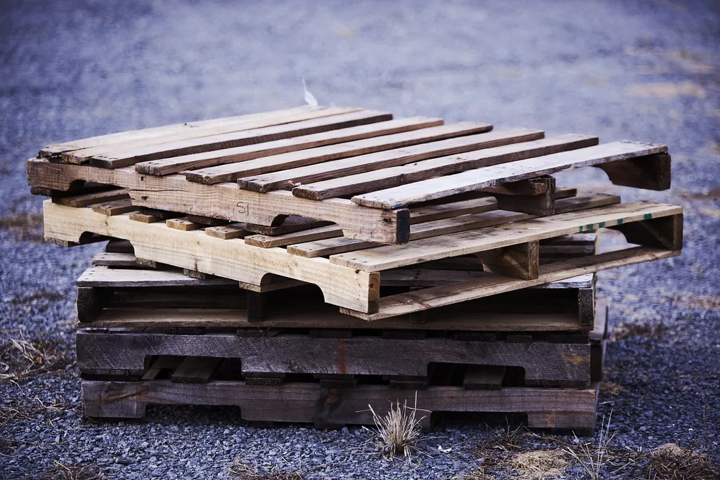 Tarimas de madera de barrotes estibadas, con tablas superiores, barrotes y tablas inferiores a la vista