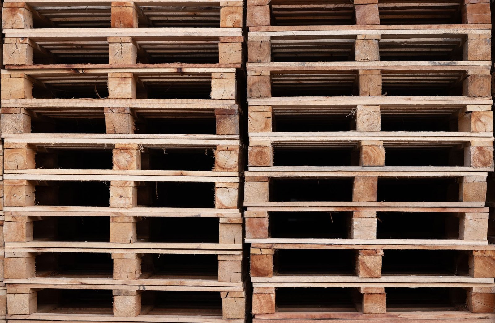 Tarimas de madera estibadas, el embalaje terciario más usado en la industria mexicana