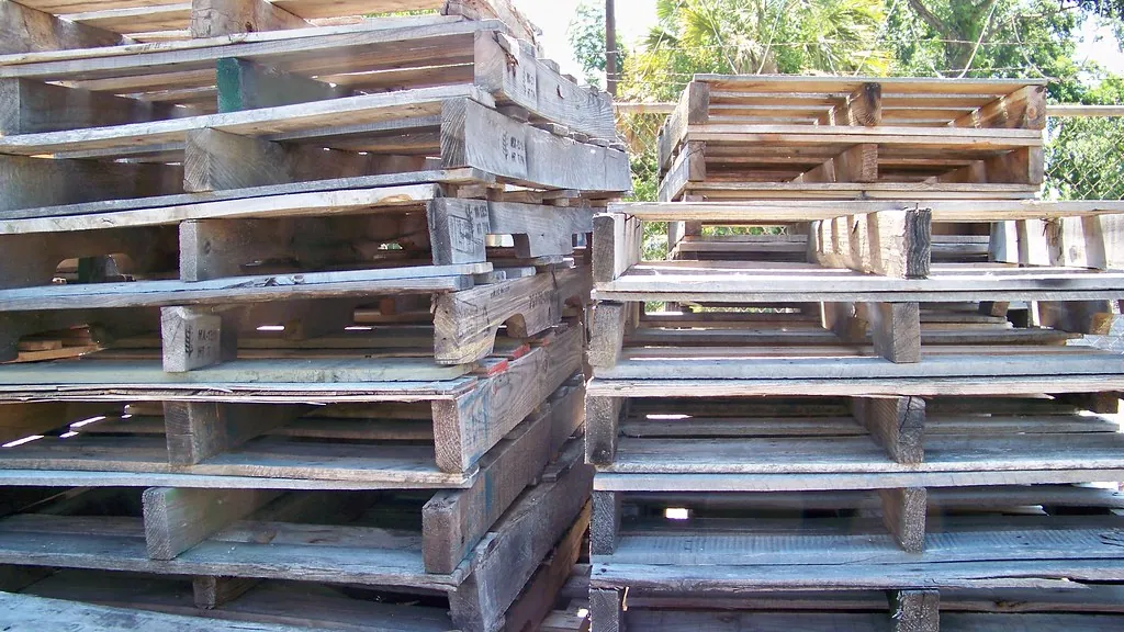 Pilas de tarimas de madera usadas en un patio de reciclaje