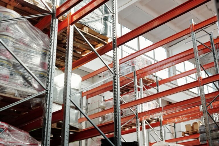 Unidades de carga emplayadas sobre tarimas dentro de un rack industrial
