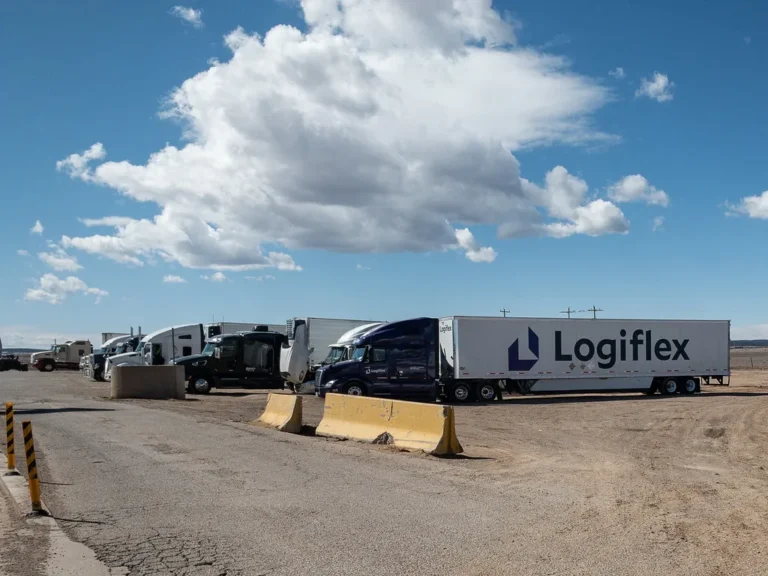 Trailer con caja seca estacionado, vista lateral completa