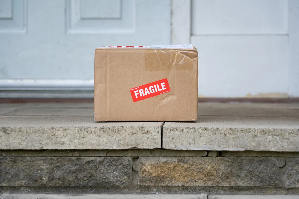 Caja de cartón con una etiqueta roja de frágil