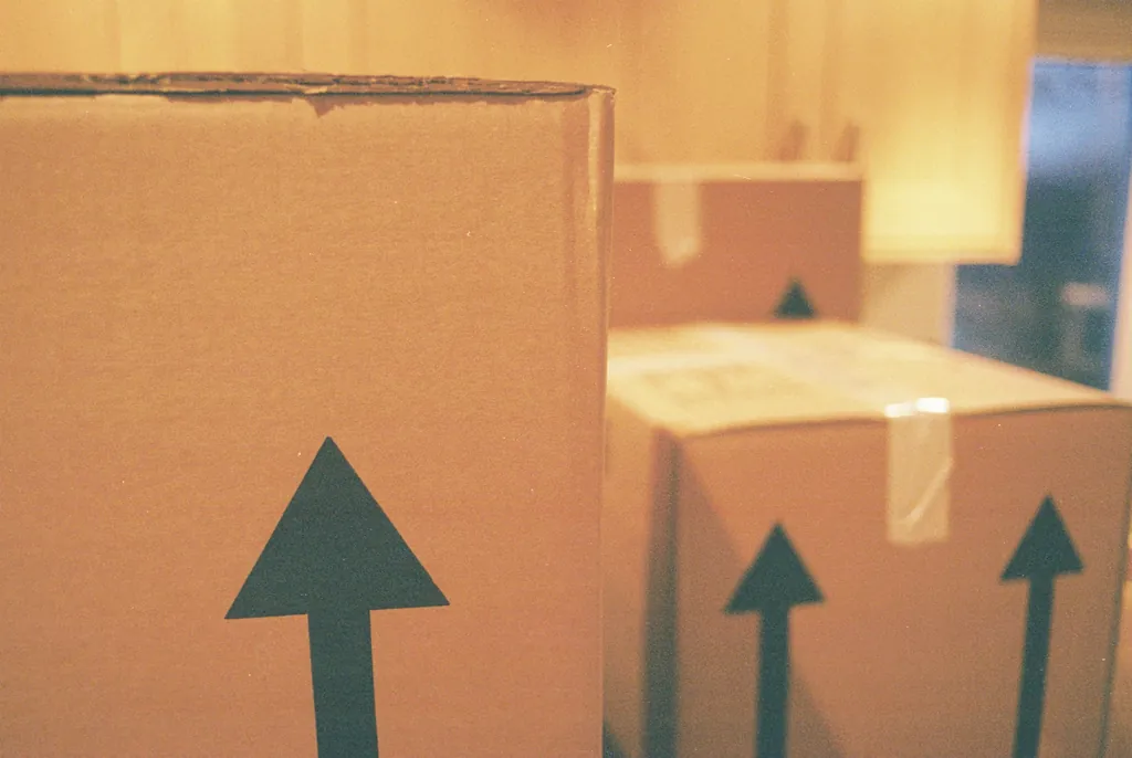 Cajas de cartón con flechas negras de este lado arriba