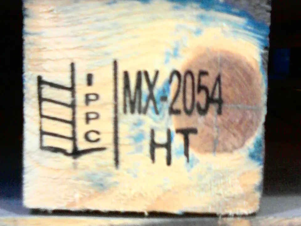 Marca NIMF 15 MX-2054 HT con el símbolo IPPC en una tarima de madera mexicana