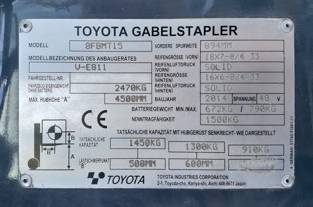 Placa de capacidad de un montacargas Toyota con kilos a 500, 600 y 1000 milímetros de centro de carga